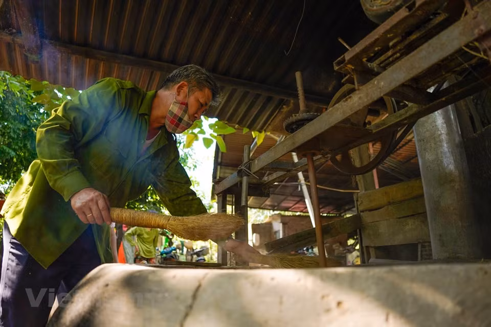 Le côm est servi essentiellement comme encas quotidien. Sur la manière et l’art de le déguster, l’anthropologue Huu Ngoc a décrit dans son article Le côm, rédigé en mai 1998 et figurant dans le livre À la découverte de la culture vietnamienne :''...De couleur vert tendre et d’un parfum léger, il se mange tel quel et a une saveur délicieuse, surtout mâché lentement. Le côm est dégusté seul ou avec des kakis rouges ou des bananes mûre''. Le côm peut être transformé en plusieurs mets selon différentes recettes en y incorporant plusieurs autres ingrédients (sucre, pâte de haricot mungo, viande de porc, etc.). On peut le transformer en compote, en glace, en pain garni ou en galettes. Photo: VietnamPlus