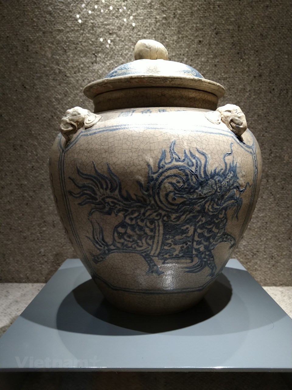 La poterie de Chu Dau est une marque commerciale prestigieuse du village vietnamien homonyme, du district de Nam Sách, province de Hai Duong (Nord). C’est un symbole du cachet des villages de poterie du Vietnam. On y fabrique des jarres en céramique à l’émail blanc et aux motifs ornementaux bleus, exportées dans une bonne vingtaine de pays. La poterie de Chu Dâu représente une fierté culturelle des Vietnamiens. Quintessence de la céramique vietnamienne entre les XIVème et XVIIème siècles, la céramique de Chu Dau était l’une des plus prisées du pays. Ses produits étaient transportés directement vers la capitale Thang Long (actuelle Hanoï), ou vers la mer. Ils sont très célèbres pour leurs motifs typiquement vietnamiens, ainsi que pour la couleur originale de leur émail.