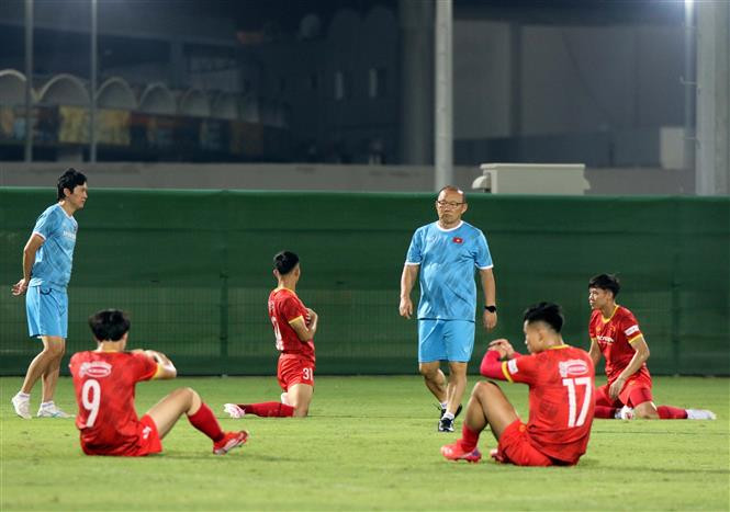 L'équipe vietnamienne pendant l'échauffement sous l'œil attentif de l'entraîneur en chef Park Hang Seo.