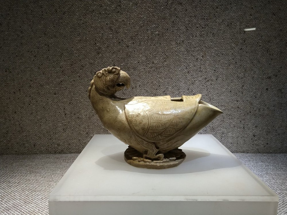 Selon plusieurs sources concordantes, l’histoire de la céramique vietnamienne remonterait au mésolithique (environ 10 000 ans avant notre ère) avec la culture de Son Vi et de Hoa Binh mais ce n’est que sous les dynasties des Ly (1009-1225) et des Tran (1225-1400) que la céramique vietnamienne a véritablement commencé à acquérir ses caractéristiques propres. En effet, la céramique des dynasties des Ly et des Trân s'est développée indépendamment, explorant ses propres thèmes décoratifs. Il s'agit d’une des pages les plus brillantes de la poterie vietnamienne. Les céramiques étaient utilisées pour la cour et la vie quotidienne. De nombreux émaux furent lancés à cette époque, dont la céramique émaillée blanche, le céladon (ou porcelaine verte), la céramique émaillée brune, la céramique bleue et blanche (pinyin) apparue à la fin du XIVe siècle.