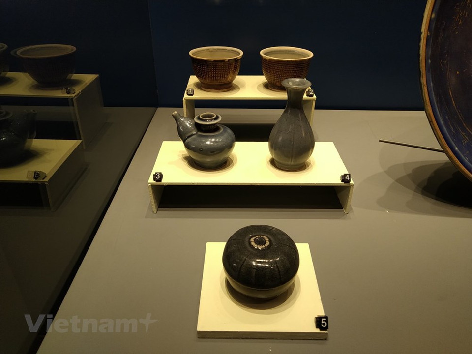 D’après le Docteur Pham Quôc Quân, ancien directeur du Musée national de l’histoire du Vietnam, les neuf artefacts en céramique émaillée blanche de la dynastie des Ly, de 24 à 25 cm de haut, sont les plus précieux de la collection An Biên. La dynastie des Lý débuta en 1009 et s'acheva en 1225. La dynastie Lý gouverna le Vietnam pendant 216 ans, années durant lesquelles le Vietnam porta le nom de Annam. Ce fut seulement avec l'avènement des Lý, en 1009 que la monarchie instaura un pouvoir vraiment stable. Durant cette dynastie, la céramique émaillée blanche était la plus prisée. L’Association du patrimoine culturel du Vietnam et des experts ont aidé le collectionneur Trân Dinh Thang à élaborer un dossier pour faire reconnaître ces objets en tant que trésors nationaux.