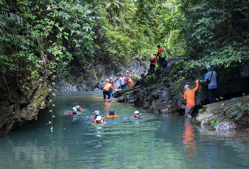 Voie menant vers Khe Nuoc Trong-Suoi Tien.