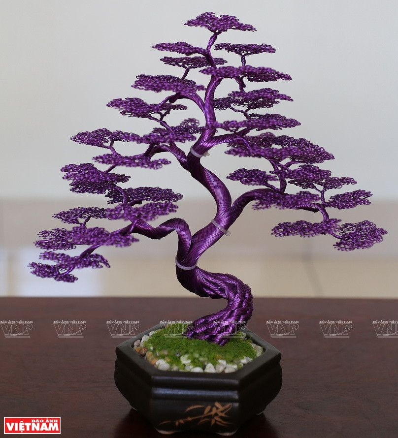 Une oeuvre de bonsaïs fabriqué à partir de fils de cuivre et d'aluminium par Pham Van Doanh.