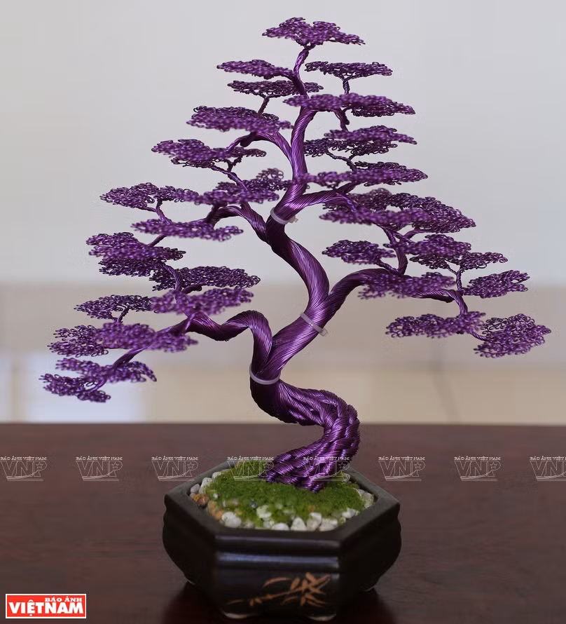 Une oeuvre de bonsaïs fabriqué à partir de fils de cuivre et d'aluminium par Pham Van Doanh.