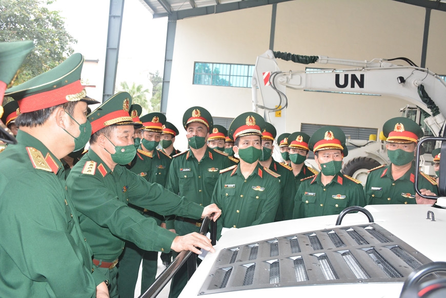 Le vice-ministre de la Défense Hoang Xuân Chiên contrôle les préparatifs de l’équipe du génie N°1 avant son départ pour participer à la Force intérimaire de sécurité des Nations unies pour Abiyé. Photo : qdnd.vn