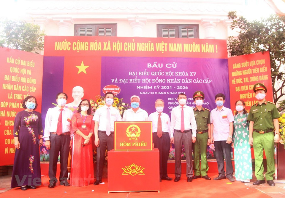 Le Premier ministre Pham Minh Chinh a demandé, lors d’une réunion tenue le 10 mai, d’élaborer des scénarios pour les élections des députés à la 15e Assemblée nationale et des membres des Conseils populaires de tous niveaux pour le mandat 2021-2026. Le chef du gouvernement a demandé au ministère de la Santé d’élaborer des normes et critères pour déterminer les niveaux d’alerte au coronavirus dans chaque localité et définir des mesures précises correspondantes. Le ministère de l’Information et de la Communication et les organes de presse sont exhortés à continuer à renforcer la communication sur les élections législatives et la lutte contre le nouveau coronavirus. Photo: VietnamPlus