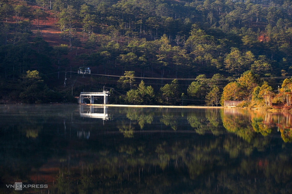 Soleil doré dans la région du barrage de Suoi Vang (ou barrage d'Ankroet), entouré d'une pinède, dans le district de Lac Duong, à environ 15 km de Da Lat.