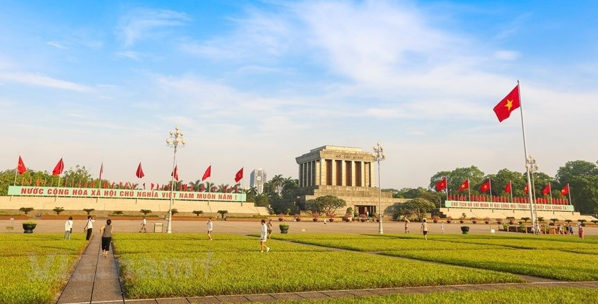 Avec ses 320 mètres de long et ses 100 mètres de large, Ba Dinh est la plus grande place du Vietnam. Elle comprend 240 carrés d’herbes séparés par des allées de 140 cm de large. Au milieu trône une tour du drapeau haute de 25 mètres. C’est ici qu’ont lieu les parades et défilés militaires les plus importants du pays. Elle est aussi un site incontournable pour les Hanoïens et les touristes. Toute l’année, le grand drapeau rouge frappé d’une étoile d’or flotte sur la place Ba Dinh. Chaque jour, à 06h00 pétantes, se déroule la cérémonie de lever du drapeau et à 21h00, celle de descente. Il n’y a qu’en ce lieu chargé d’histoire que l’on peut y assister. Chaque année, à l’approche de l’automne, cette place accueille un grand nombre de visiteurs de tous les coins du monde. Témoin de moments très importants de l’Histoire nationale, ce site incontournable continue aujourd’hui d’observer les changements de Hanoï et du pays. Photo: VietnamPlus