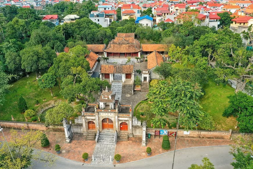 Cô Loa, la plus ancienne citadelle du Vietnam, témoigne de la technique de construction de l’époque et du génie dans l’architecture militaire des Vietnamiens, qui surent profiter de la configuration du terrain pour construire deux enceintes en colimaçon.
