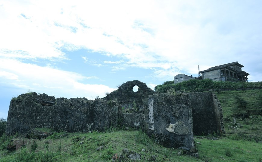 Des murs, - les traces restantes de maisons construites pendant la période coloniale française au mont Mau Son. Photo: VNA