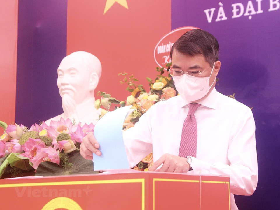 Le chef du gouvernement a demandé aux Comités populaires locaux de collaborer étroitement avec les unités locales en charge du scrutin pour assurer la sécurité des électeurs. Il a également demandé au Conseil électoral national de vulgariser les règles en matière d’organisation de rencontres entre candidats et électeurs et de scrutin en période de Covid-19. Le ministère de la Santé a proposé d’inviter les électeurs à arriver aux circonscriptions électorales au temps désigné pour assurer une distance physique nécessaire. Le ministère de la Défense a annoncé l’envoi de délégations à des localités frontalières et insulaires pour examiner les préparatifs du scrutin. Le président de l’Assemblée nationale Vuong Dinh Hue, président du Conseil électoral national, a souligné que l’une des volontés du Conseil national des élections est de ne pas laisser les bureaux de vote devenir des lieux de transmission locale de la maladie. Photo: VietnamPlus