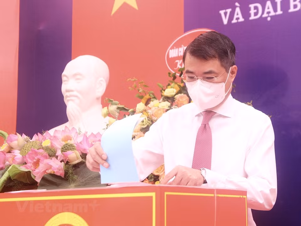 Le chef du gouvernement a demandé aux Comités populaires locaux de collaborer étroitement avec les unités locales en charge du scrutin pour assurer la sécurité des électeurs. Il a également demandé au Conseil électoral national de vulgariser les règles en matière d’organisation de rencontres entre candidats et électeurs et de scrutin en période de Covid-19. Le ministère de la Santé a proposé d’inviter les électeurs à arriver aux circonscriptions électorales au temps désigné pour assurer une distance physique nécessaire. Le ministère de la Défense a annoncé l’envoi de délégations à des localités frontalières et insulaires pour examiner les préparatifs du scrutin. Le président de l’Assemblée nationale Vuong Dinh Hue, président du Conseil électoral national, a souligné que l’une des volontés du Conseil national des élections est de ne pas laisser les bureaux de vote devenir des lieux de transmission locale de la maladie. Photo: VietnamPlus