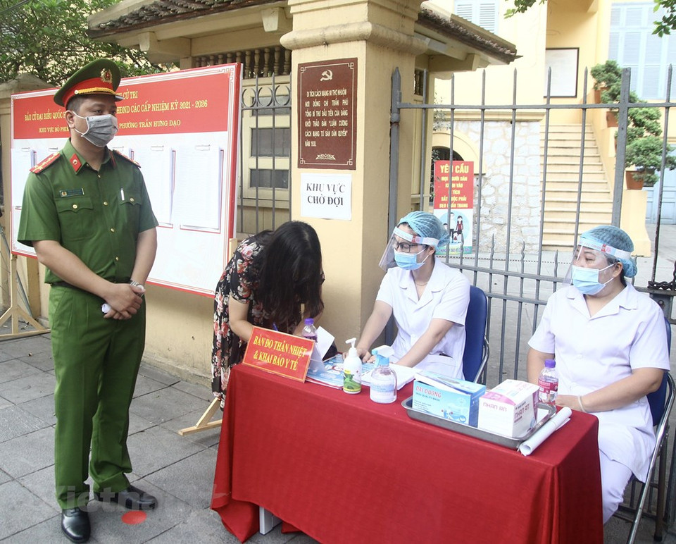 Depuis juillet 2020, le comité du Parti au sein du ministère de la Sécurité publique a considéré la tâche de "garantir la sécurité et la sûreté absolues et de servir l’organisation réussie des élections législatives comme est une tâche politique importante des forces de police", a déclaré le général de brigade To An Xo, chef du Bureau du ministère du Sécurité publique. Les forces de police renforcent la lutte pour prévenir et déjouer des complots, des actions visant à porter atteinte à la sécurité nationale et au prochain scrutin. Elles se tiennent toujours prêtes à protéger absolument la sécurité et la sûreté du jour du scrutin dans toutes les situations. Photo: VietnamPlus