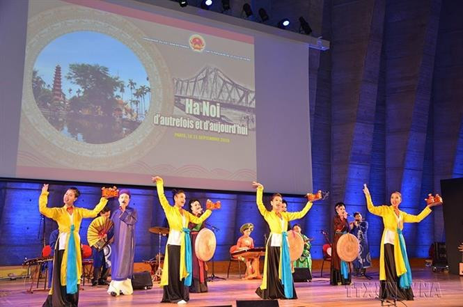 Autrefois joué uniquement pendant les festivités et par des troupes et des corporations, il connaît aujourd’hui encore un grand succès. 