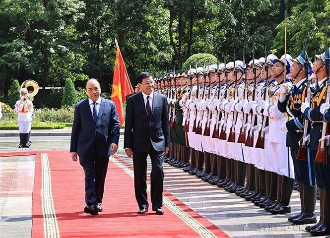 Le président Nguyen Xuan Phuc préside la cérémonie d'accueil du secrétaire général du Parti et président du Laos, Thongloun Sisoulith, en visite d'amitié officielle au Vietnam, le 28 juin 2021. Photo: VNA