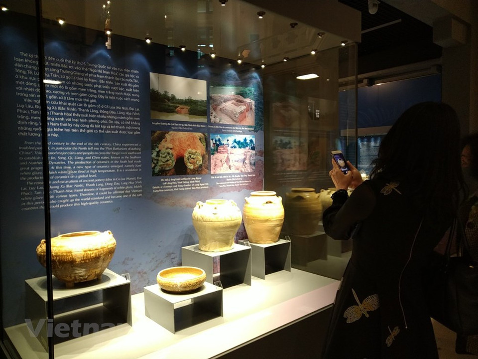 Lors de la manifestation, on trouve les objets les plus typiques et les plus distingués représentant plusieurs périodes historiques différentes du pays. À travers eux, l’exposition souhaite présenter l’histoire de la céramique vietnamienne avec ses nombreuses étapes de développement, associées étroitement aux périodes historiques et culturelles du pays, a déclaré Nguyên Van Doàn, directeur du Musée national de l’histoire du Vietnam (MNHV). Ce sont 22 objets de l’exposition qui sont conservés au Musée. Il s’agit d’artefacts spéciaux, rares, datant notamment de la période de déclin de la poterie vietnamienne. Plus précisément, ce sont des œuvres de Bat Tràng utilisées dans des maisons communales, pagodes et temples, collectées par des Français dans le passé.