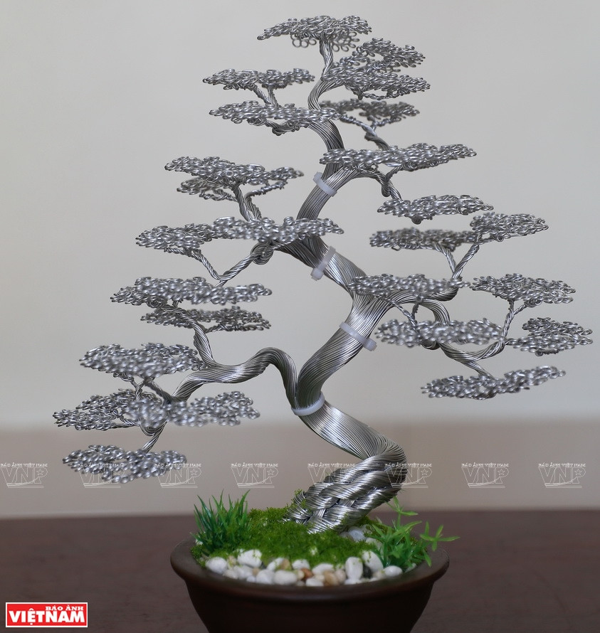 Une oeuvre de bonsaïs fabriquée à partir de fils de cuivre et d'aluminium par Pham Van Doanh.