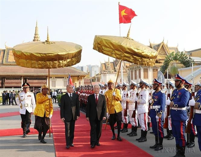 Le roi Norodom Sihamoni préside la cérémonie d'accueil du secrétaire général du Parti et président du Vietnam Nguyen Phu Trong, en visite d'État au Royaume du Cambodge, le 25 février 2019. Photo: VNA