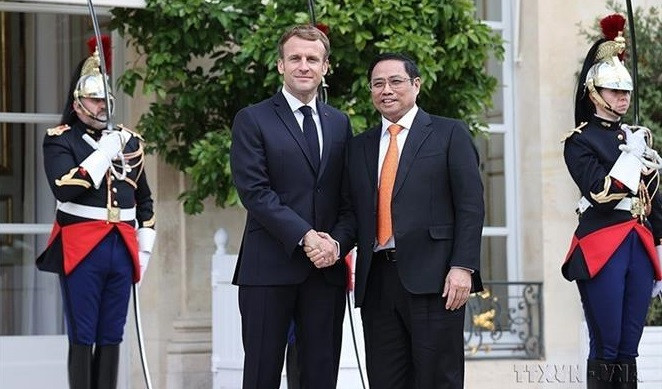 Le Premier ministre Pham Minh Chinh (droite) rencontre le président français Emmanuel Macron lors de sa visite officielle en France, le 4 novembre 2021. Photo: VNA