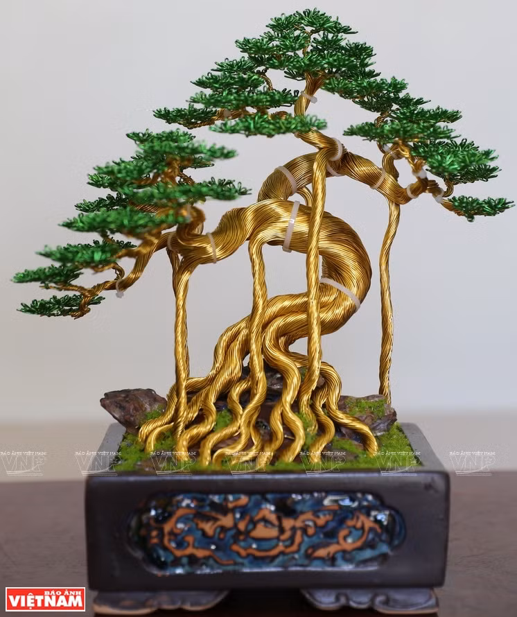 Avec des outils communs, Pham Van Doanh dans le village de Dang Xa, à Hanoï, a habilement torsadé des fils d'aluminium et de cuivre pour en faire des œuvres d'art en bonsaï, utilisées comme cadeaux et décoration.