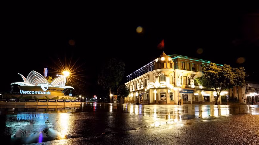 Place de la Révolution d'Août. Photo: VNA
