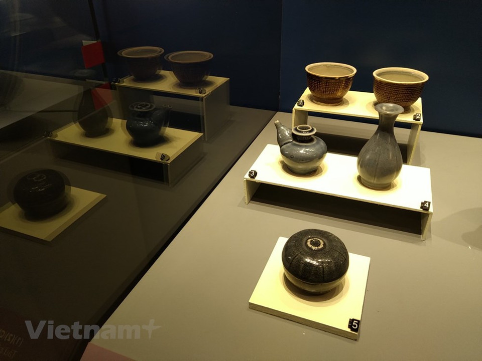 Née il y a plus de 550 ans, cette poterie est connue du monde entier et se voit souvent vendue à des enchères internationales. En 1983, les recherches archéologiques ont affirmé que le village de poterie de Chu Dâu avait connu ses heures de gloire du XIVe au XVIIe siècles, sous les dynasties des Ly, Trân, Lê et Mac, avant de tomber dans l’oubli à cause des longues années de guerre. En 1992, le site archéologique de Chu Dâu a été classé vestige national. C’est le premier site de production de céramique classé au Vietnam. À l’heure actuelle, la céramique de Chu Dâu est exposée dans 46 établissements, répartis dans 32 pays dans le monde. Le plus proche du lieu de production est le Musée de la province de Hai Duong dont une pièce y est conservée.