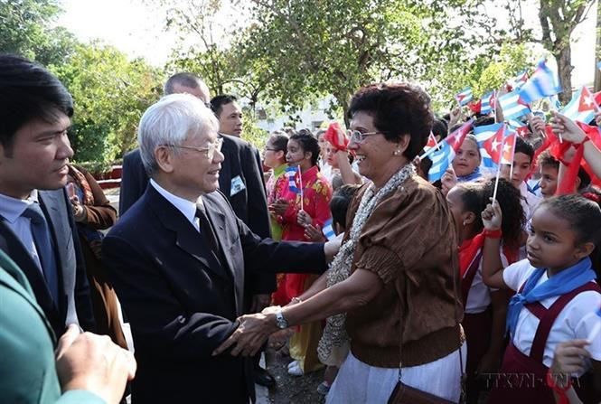 Le secrétaire général du Parti Nguyen Phu Trong rencontre des Cubains et des étudiants à La Havane, lors de sa visite d'État à Cuba, le 28 mars 2018. Photo: VNA