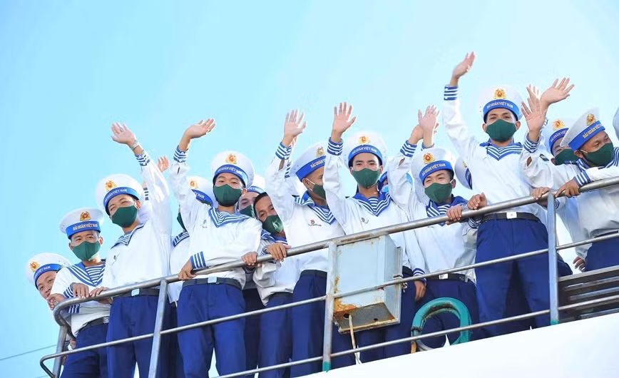 Les jeunes soldats font leurs adieux au continent.