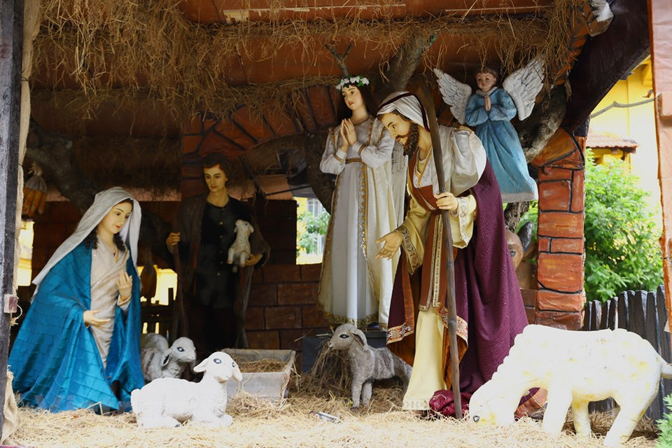 L’église de Cua Bac (ou église des Martyrs) se trouve juste au nord-ouest de la citadelle, à l'angle d'avenues très passantes. Construite à la fin du XIXe, elle présente une architecture composite originale, mêlant traditions françaises et motifs décoratifs orientaux. L'architecture française associée aux tuiles traditionnelles vietnamiennes de l’église crée un ensemble harmonieux avec un environnement verdoyant. Actif lieu de culte, elle est parfaitement entretenue. Hoài Nam, un habitant de l’arrondissement de Hà Dông, explique : ''L’église de Cua Bac a un grand jardin. Chaque Noël, l’église est décorée de manière différente. Les lumières sont installées partout dans le jardin. Les fleurs, les lanternes et la crèche sont magnifiques''.