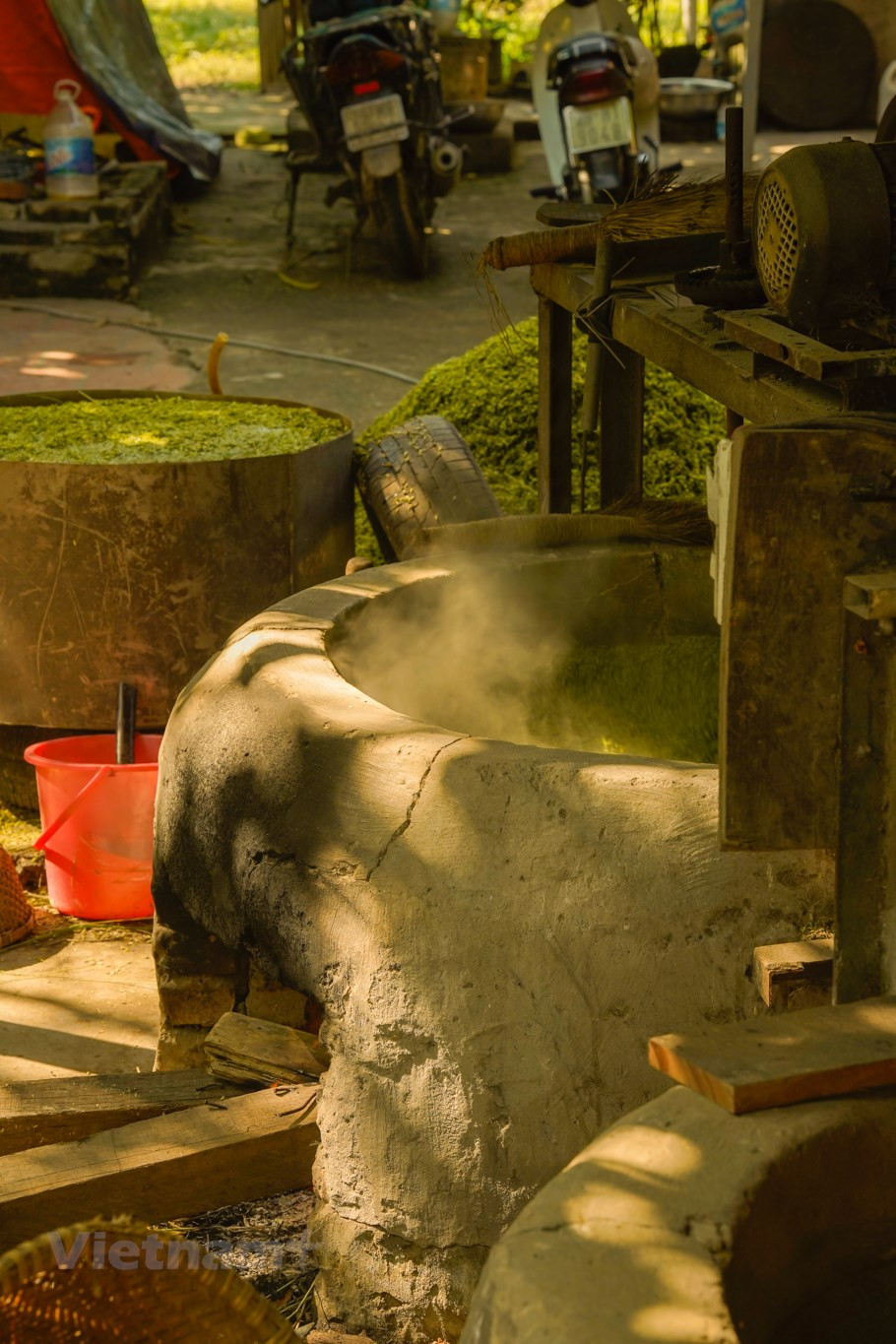 Fiers de leur spécialité, les villageois de Mê Tri n’ajoutent aucune couleur artificielle à ces grains de riz parfumés, souples, juste suffisamment gras pour satisfaire les palais raffinés en quête de délice et d’authenticité. Le côm brut est emballé dans une feuille de lotus et attaché par une paille tout juste sortie du champ. Les parfums de l’un et de l’autre se mélangent, se complètent… et vont loin, très loin même : jusqu’aux États-Unis, puisqu’en mai 2016, lors de sa visite au Vietnam, le président Barack Obama s’est rendu à Mê Tri. Un grand événement que les villageois ne sont pas près d’oublier. Mais Dô Huy Hùng, président du club des fabricants de côm du village, veut voir encore plus loin. Photo: VietnamPlus