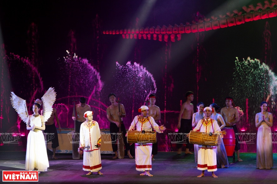 Fishermen Show reflète la beauté de la culture des villages de pêcheurs, en combinaison avec la danse contemporaine et des effets de lumières.