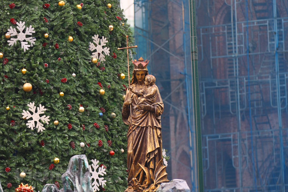 La Cathédrale Saint-Joseph de Hanoï crée un espace étincelant au cœur de la capitale, attirant des milliers de personnes. Madame Nguyên Hà, qui habite dans l’arrondissement de Hai Bà Trung à Hanoï, la fréquente depuis une bonne trentaine d’années. ''L’architecture de la cathédrale Saint-Joseph n’a pas changé. Les murs intérieurs ont été repeints et on vient de remplacer le carrelage. L’autel a aussi été élargi. C’est la plus grande église de la capitale du Vietnam. A Noël, la Cathédrale Saint-Joseph est magnifiquement décorée. La crèche, installée à l’extérieur, est de toute beauté. La cathédrale est l'un des sites les plus visités de Hanoï''.