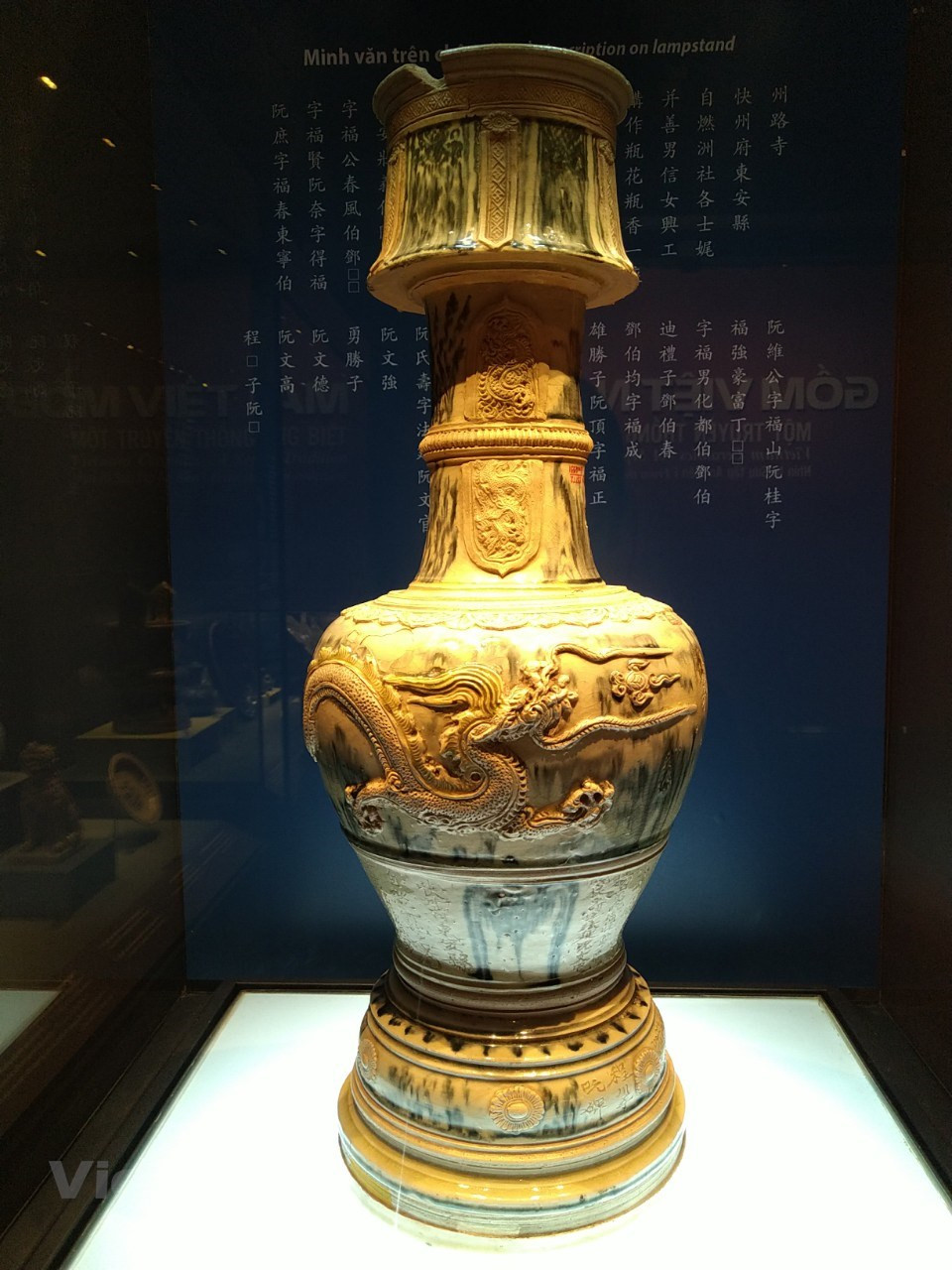 Au Vietnam, Bat Tràng est l’un des plus anciens villages dédiés à l’art de la céramique. Qu’en est-il aujourd’hui? A-t-il su négocier le difficile virage de la modernité? C’est ce que nous avons voulu savoir en nous rendant sur place. Ces vers folkloriques et poétiques à la fois rendent hommage à la céramique de Bat Tràng. Ses briques font la fierté des habitants du Nord. Elles sont solides, durables et étanches. De nombreuses générations d’artisans ont travaillé dur pour préserver le métier de leurs ancêtres. Ils fabriquent des œuvres d’art de plus en plus sophistiquées et modernisent leur savoir-faire. Aujourd’hui, tradition et modernité ne font plus qu’un dans ce village de céramistes.