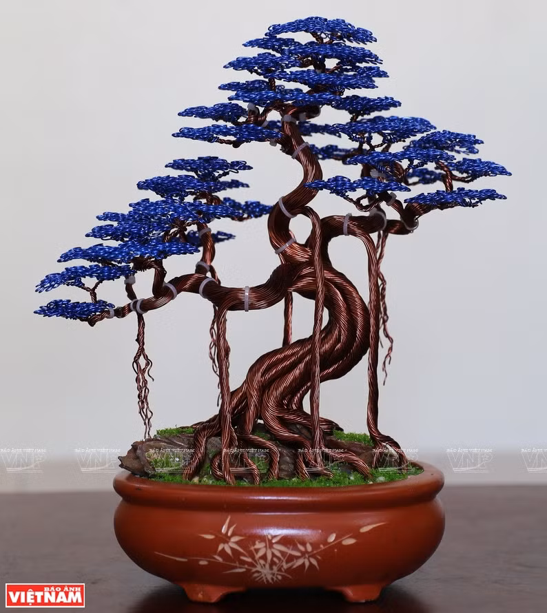 Une oeuvre de bonsaïs fabriqué à partir de fils de cuivre et d'aluminium par Pham Van Doanh.