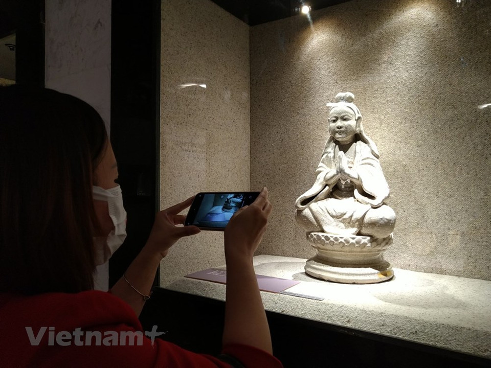 Une exposition thématique, intitulée "La céramique vietnamienne : Une tradition distincte - Vue de la collection An Biên", se déroule du 19 novembre jusqu’au mois d’avril 2022 au Musée national de l’Histoire du Vietnam à Hanoï. Cette exposition est organisée à l’occasion de la Journée du patrimoine culturel du Vietnam (23 novembre) par le Musée national de l’Histoire du Vietnam (MNHV), en collaboration avec l’Association du patrimoine culturel du Vietnam et le collectionneur Trân Dinh Thang, propriétaire de la collection An Biên. Elle présente près de 60 céramiques uniques sélectionnées dans cette collection et 22 objets de ce musée. Les objets exposées sont divisés selon quatre périodes : les 10 premiers siècles, du XIe au XIVe siècles, du XVe au XVIIe siècles, du XVIIIe au XIXe siècles.