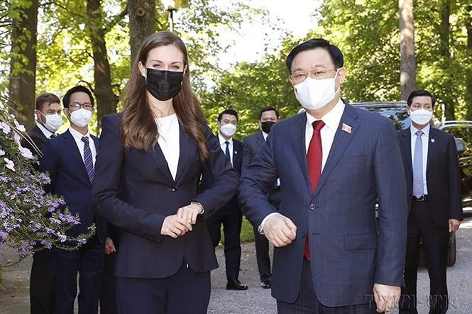 Le président de l'Assemblée nationale Vuong Dinh Hue rencontre la Premier ministre finlandaise, Sanna Marin, lors de sa visite officielle en Finlande, le 10 septembre 2021. Photo: VNA
