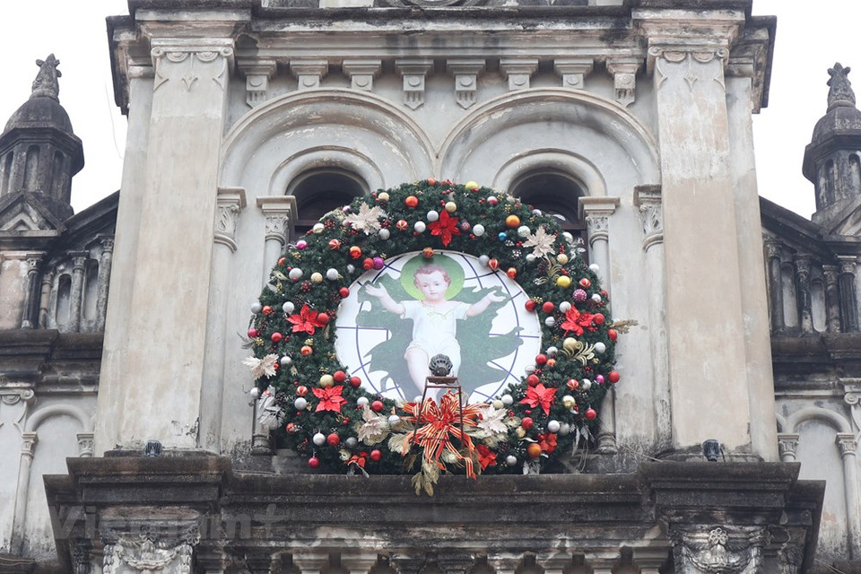 Comme d’habitude, les églises de Hanoï sont magnifiquement décorées. Située dans la rue Nhà Chung, la Cathédrale Saint-Joseph est bien entendu la destination de choix pour ceux qui aiment voir les décorations authentiques de Noël : sapin, bonhomme de neige, rennes... ''À Noël, je vais souvent à l’église pour admirer les décorations, écouter le son des cloches et aussi les chansons sur cette fête annuelle des catholiques. Cette année, les décorations sont magnifiques'', a confié Nguyên Trà My, une habitante de l’arrondissement de Hoàn Kiêm. La Cathédrale Saint-Joseph de style néogothique est située à quelques pas du lac de l’Epée restituée, au cœur de la capitale. Elle a été construite en 1886 par les Français.