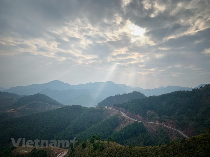 Le district offre plusieurs attractions dont l’ancien village de Binh Liêu, la cascade Khe Van et le pic Cao Xiêm. 