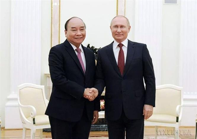 Le président Nguyen Xuan Phuc (gauche) s'entretient avec le président russe Vladimir Poutine lors de sa visite officielle en Russie, le 30 novembre 2021. Photo: VNA