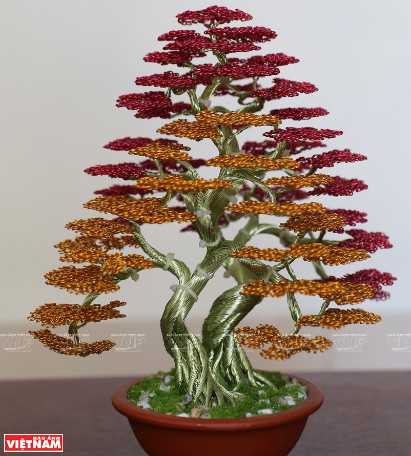 Une oeuvre de bonsaïs fabriquée à partir de fils de cuivre et d'aluminium par Pham Van Doanh.