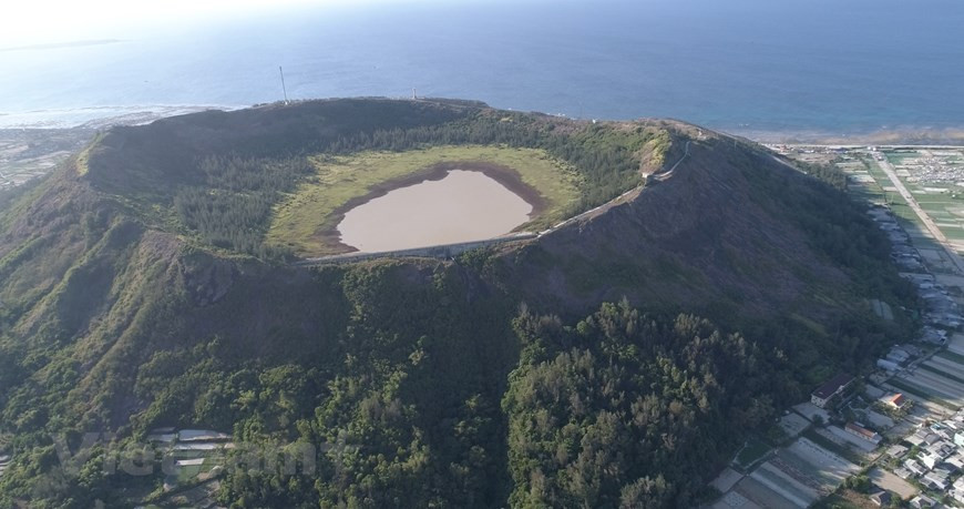  Contrairement à la montagne Thoi Loi formée de rochers, celle de Giêng Tiên possède un sol fertile semblable à la terre basaltique du Tây Nguyên (Hauts Plateaux du Centre). Les habitants l'utilisent souvent pour fertiliser leurs champs d'ail. Grâce à quoi, la variété d'ail cultivé à Ly Son a une saveur particulière. Auprès du cratère de la montagne Giêng Tiên existe un morceau de terre rouge où aucune plante ne peut croître. Selon les croyances locales, cette terre est sacrée et a été utilisée par les gens locaux pour les mettre dans le fond des tombes de soldats du Groupe de Kiêm Quan de Bac Hai qui se sacrifièrent lors d’un combat pour protéger l’archipel de Hoàng Sa (Paracels) sous le règne du roi Minh Mang (1791-1841). Photo : Vietnamplus 