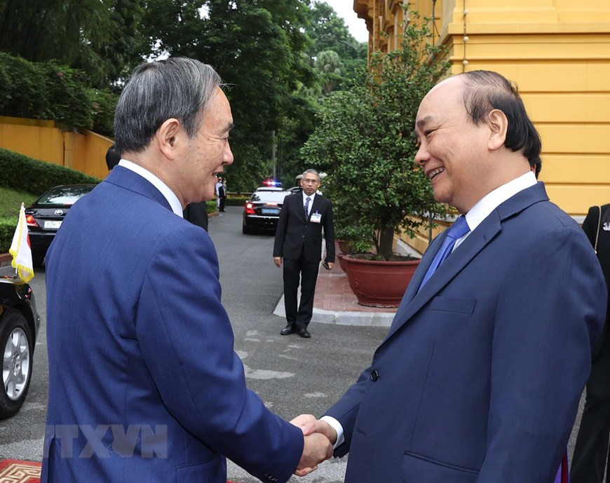  Le Premier ministre Nguyen Xuan Phuc (droite) serre la main de son homologue japonais Suga Yoshihide.