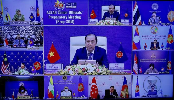  La réunion a réuni les chefs de SOM des pays membres de l'ASEAN et le secrétaire général adjoint de l'ASEAN. Photo: VNA