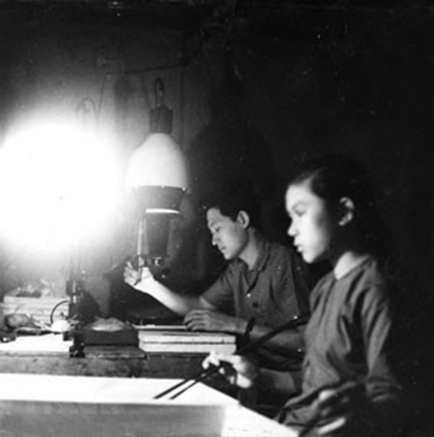  Sur le champ de bataille du Sud, des cadres, reporters et télégraphes de l'Agence d'information de Libération se sont tenus régulièrement dans les zones extrêmement féroces, opérant dans de mauvaises conditions de travail. 