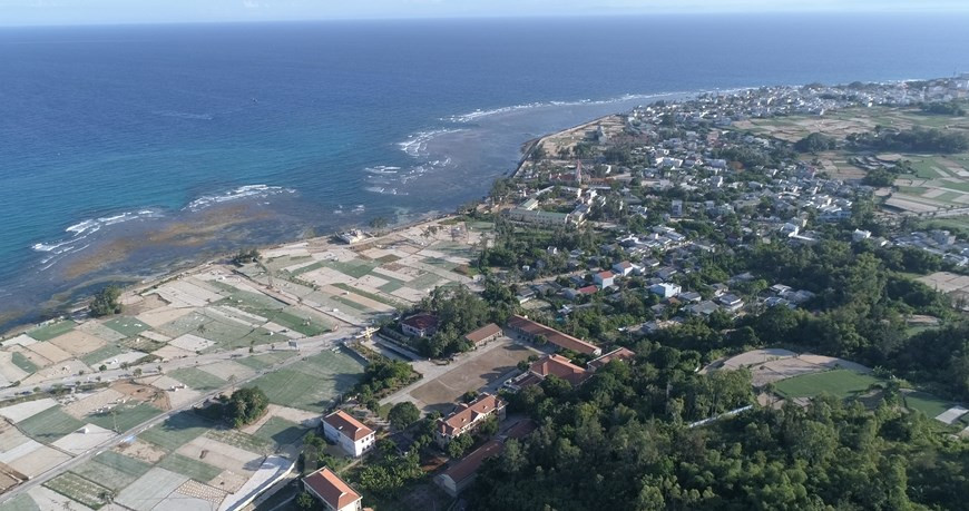  L’île de Ly Son, qui s’étend sur près de 10 km² au nord-est de la province de Quang Ngai, avec cinq rochers se succédant sans fin au milieu de l’immense océan. Elle aurait été formée il y a 25-30 millions d’années lors d’une éruption volcanique. On trouve encore des sources thermales au pied du volcan. Ly Son est en fait un beau site naturel avec cinq montagnes émergeant de la mer. Depuis leur sommet, on peut voir l’océan et des champs d’ail qui ressemblent à un tableau en mosaïque. La côte est également très belle. Mais il n’y a aucune plage pour la baignade. Les touristes doivent se rabattre sur la plongée sous-marine pour contempler des poissons multicolores, des coraux et pêcher des coquillages… Photo : Vietnamplus