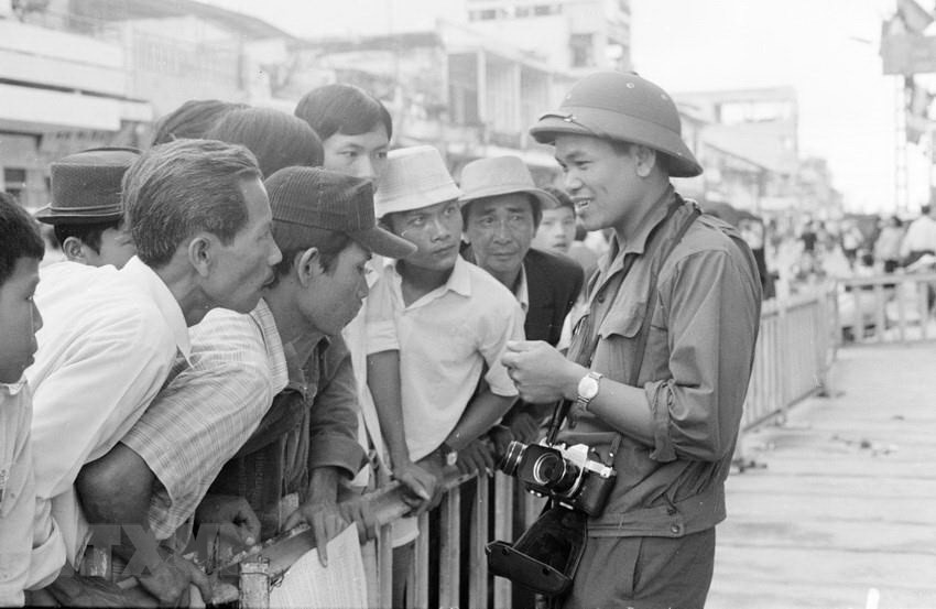  Le reporter Hua Kiem de l'Agence vietnamienne d’Information a interviewé des Saïgonnais après la victoire de la campagne historique de Ho Chi Minh en 1975.