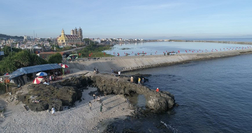  Parmi les sites naturels remarquables de l’île figurent les pagodes Hang (grotte en français) et Câu, dont l’entrée est située au pied du mont Thoi Loi, toutes deux situées dans la commune d’An Hai, sur la Grande île. Les plus jeunes se dirigeront vers l’arcade To Vo, une falaise creusée à la pointe ouest de la Grande l’île pour photographier le soleil levant ou couchant. La Petite île ravira les amateurs de farniente avec sa magnifique plage de sable blanc. Enfin Mù Cu séduit les visiteurs avec ses rochers noirs. Photo : Vietnamplus