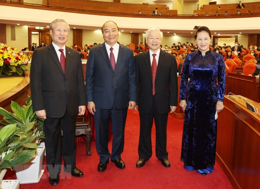  Le secrétaire général du Parti et président vietnamien Nguyen Phu Trong (2e, droite), le Premier ministre Nguyen Xuan Phuc (3e, droite), la présidente de l’Assemblée nationale Nguyen Thi Kim Ngan et le permanent du Secrétariat du Comité central du Parti Tran Quoc Vuong. 
