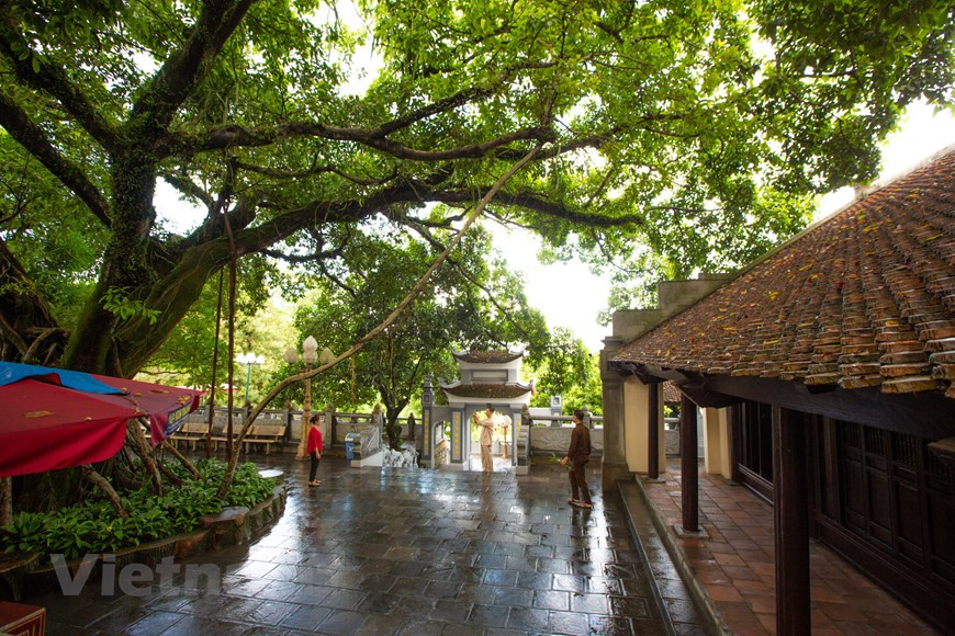  C’est aussi l’occasion de profiter d’un spectacle de tambours et de danses, de concours de chant, d’une course de pirogues, de jeux populaires comme jeux d’échecs avec des pions humains ou encore tir à la corde et lutte au bâton, notamment. La fête, sorte de passerelle entre le passé et le présent, permet de valoriser l’esprit communautaire autant que l’amour de la Patrie et la fierté des Vietnamiens. La fête du temple de Cua Ông et ses traditions ancestrales de lutte contre les envahisseurs étrangers se perpétuent auprès des jeunes générations. Elle est aussi l’occasion pour les touristes nationaux et étrangers de (re)découvrir l’identité culturelle vietnamienne. Photo : Vietnamplus