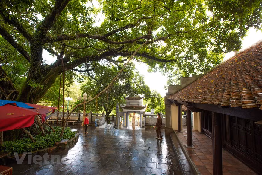  C’est aussi l’occasion de profiter d’un spectacle de tambours et de danses, de concours de chant, d’une course de pirogues, de jeux populaires comme jeux d’échecs avec des pions humains ou encore tir à la corde et lutte au bâton, notamment. La fête, sorte de passerelle entre le passé et le présent, permet de valoriser l’esprit communautaire autant que l’amour de la Patrie et la fierté des Vietnamiens. La fête du temple de Cua Ông et ses traditions ancestrales de lutte contre les envahisseurs étrangers se perpétuent auprès des jeunes générations. Elle est aussi l’occasion pour les touristes nationaux et étrangers de (re)découvrir l’identité culturelle vietnamienne. Photo : Vietnamplus 